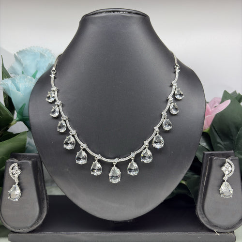 amy-ad-necklace-drop-pattern